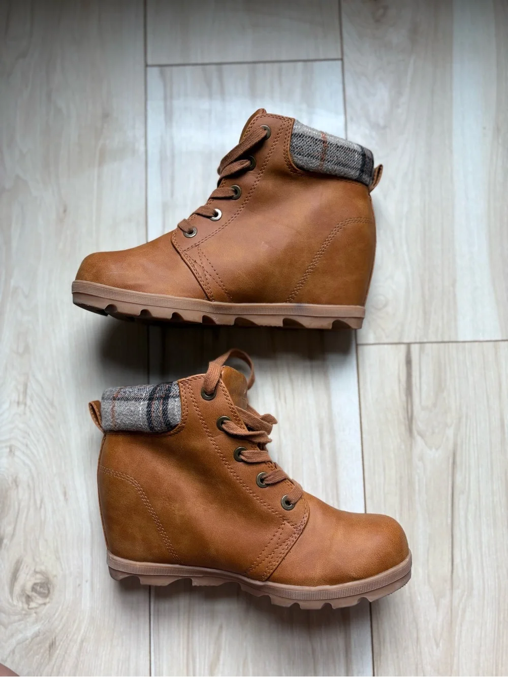 Lugz classic tan